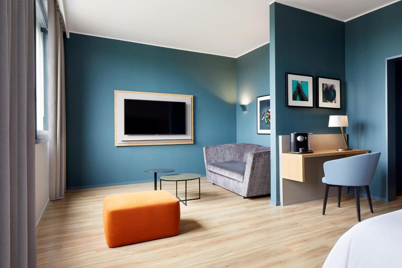 One-Bedroom Junior Suite Club Lounge Access